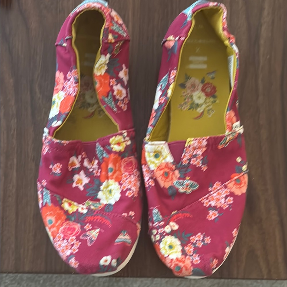Floral Slip-On Shoes - Red Tom’s